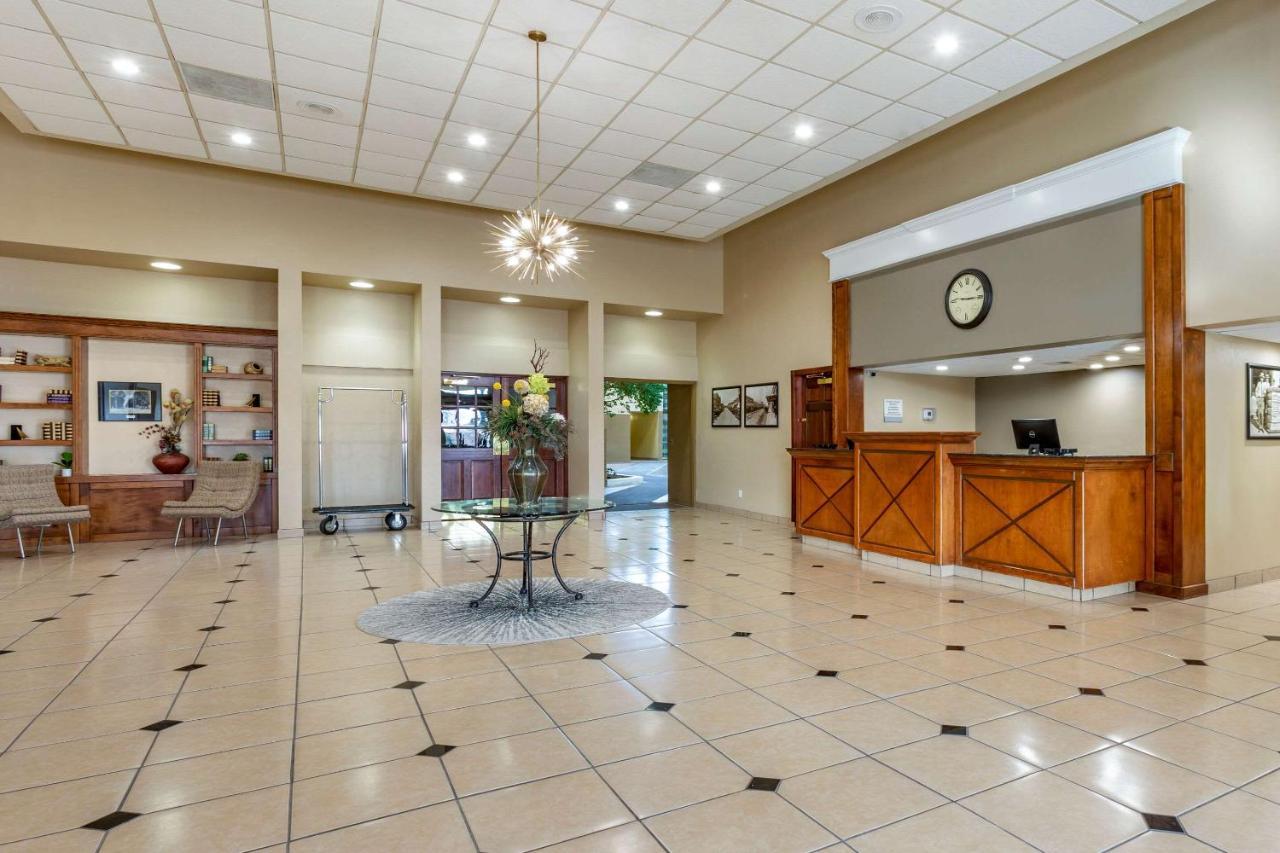 Clarion Inn & Suites Розуел Екстериор снимка