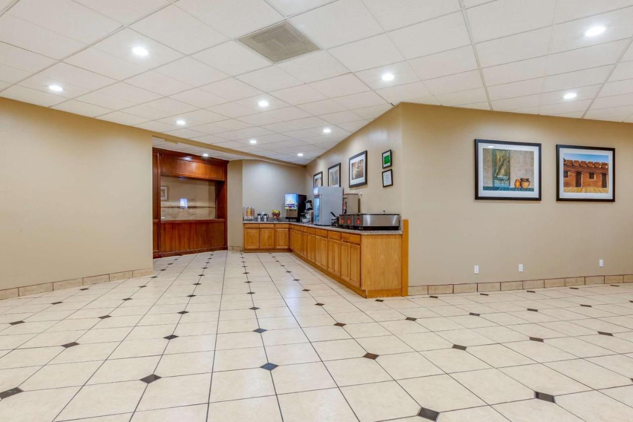 Clarion Inn & Suites Розуел Екстериор снимка