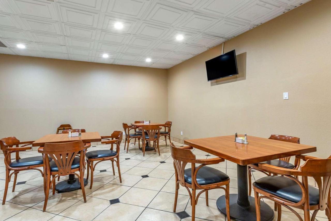 Clarion Inn & Suites Розуел Екстериор снимка