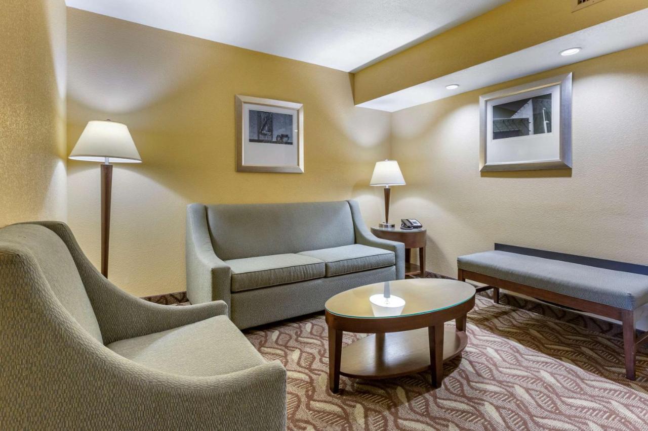 Clarion Inn & Suites Розуел Екстериор снимка